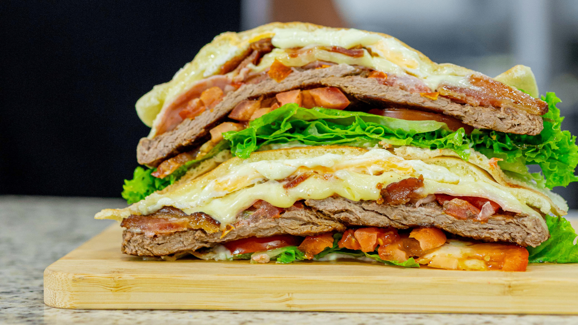 Hamburguer suculento com batatas fritas
